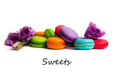 Pasta macaron veya izole beyaz, renkli Badem Çerezler, pastel renkler, Menekşe bahar çiçekleri ile metin tatlı acıbadem kurabiyesi.