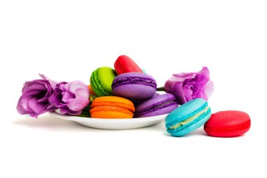 Pasta macaron veya izole beyaz, renkli Badem Çerezler, pastel renkler, Menekşe bahar çiçekleri beyaz plaka acıbadem kurabiyesi. Metin için yer kopyalayın.
