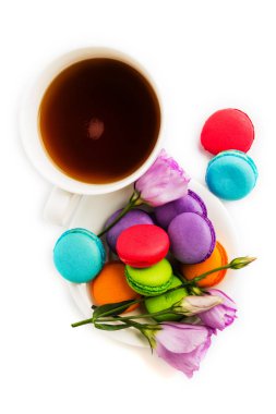 Pasta macaron veya izole beyaz, renkli Badem Çerezler, pastel renkler, Menekşe bahar çiçek kahve ile beyaz tabakta acıbadem kurabiyesi. Metin için yer kopyalayın. Üstten Görünüm.