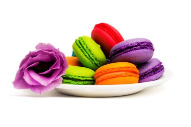 Pasta macaron veya beyaz plaka izole beyaz, renkli Badem Çerezler, pastel renkler, Menekşe bahar çiçek acıbadem kurabiyesi. Metin için yer kopyalayın.