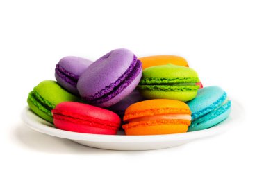 Pasta macaron veya beyaz plaka izole beyaz, renkli Badem Çerezler, pastel renkler, kopya alanı metin için acıbadem kurabiyesi.
