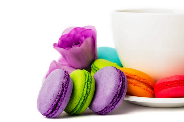 Pastel Macaron Macarrón Plato Blanco Con Taza Café Aislado Blanco — Foto de Stock