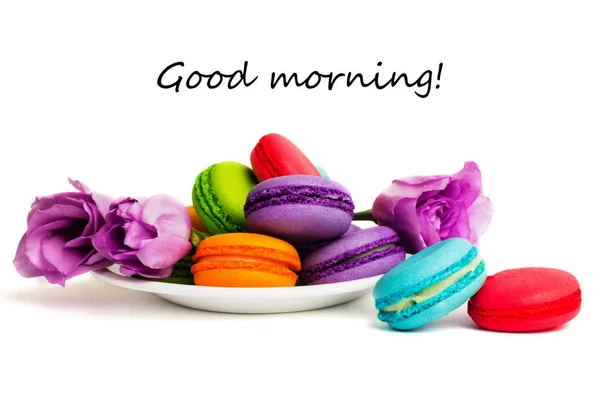 おはよう白 カラフルなアーモンド クッキー パステル カラー 本文紫春花に分離された白いプレートにマカロンやケーキ マカロン — ストック写真