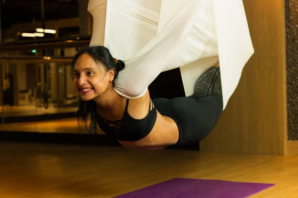 Mujer Joven Practicando Yoga Aéreo Gimnasio Hamaca Blanca Ropa Negra — Foto de Stock