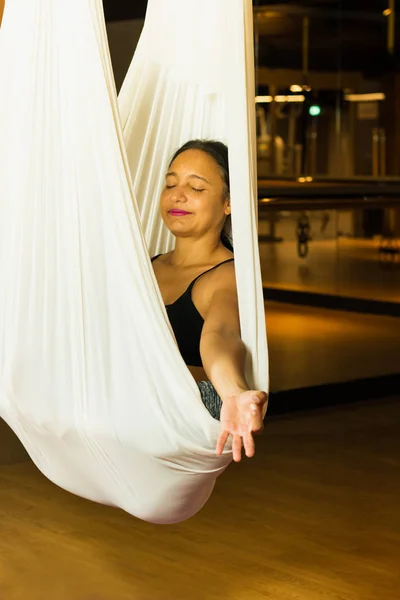 Mujer Joven Practicando Yoga Aéreo Gimnasio Hamaca Blanca Ropa Negra — Foto de Stock