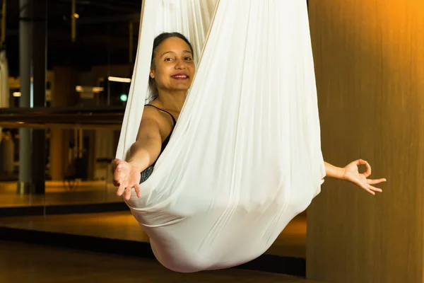 Mujer Joven Practicando Yoga Aéreo Concepto Deportivo — Foto de Stock