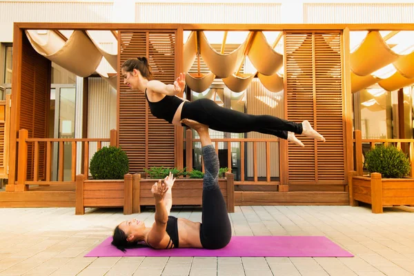 Dos Mujeres Jóvenes Practicando Acro Yoga Aire Libre Acro Yoga — Foto de Stock