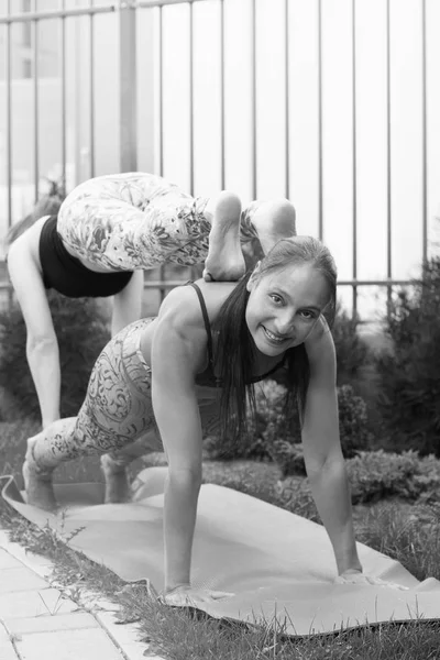Dos Mujeres Jóvenes Practicando Acro Yoga Aire Libre Yoga Asana — Foto de Stock