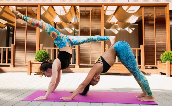 Dos Mujeres Jóvenes Practicando Acro Yoga Aire Libre Yoga Asana — Foto de Stock