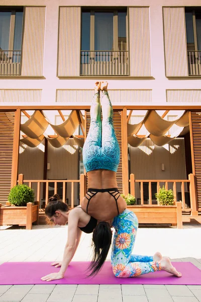 Две Молодые Женщины Практикующие Акро Йогу Открытом Воздухе Йога Асана — стоковое фото