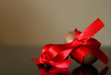 Büyük ve küçük çikolata Paskalya eggsde kırmızı kurdele ile corated