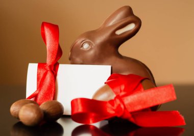 Büyük ve küçük çikolata Paskalya eggsde kırmızı kurdele ile corated