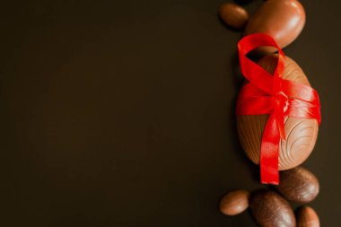 Büyük ve küçük çikolata Paskalya eggsde kırmızı kurdele ile corated