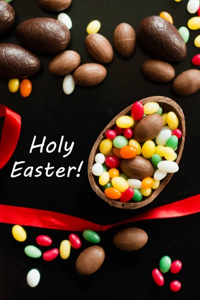 Duże i małe czekolada Wielkanoc eggsde dekorowane z czerwoną wstążką — Zdjęcie stockowe