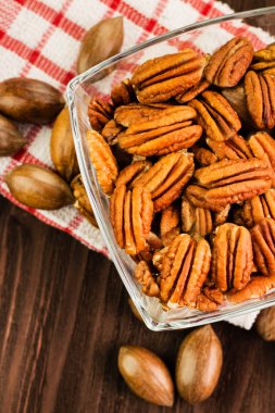 Ahşap zemin üzerine cevizli çekirdek ile kabuğundaki pekan fındık