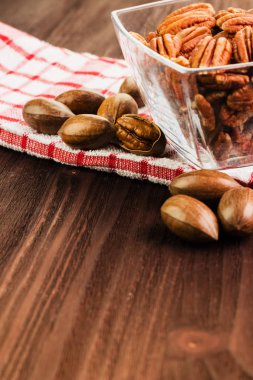 Ahşap zemin üzerine cevizli çekirdek ile kabuğundaki pekan fındık