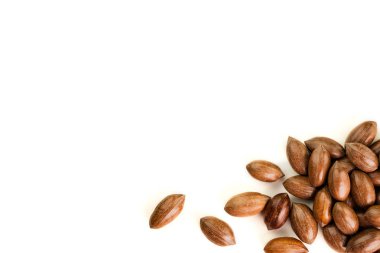 Pekan somun beyaz izole kabuk içinde temizlenmiş değil.