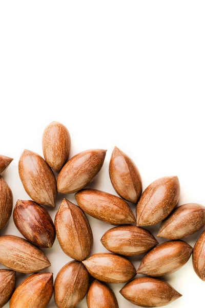 Nueces de pacana no limpiadas en la cáscara aisladas en blanco . —  Fotos de Stock