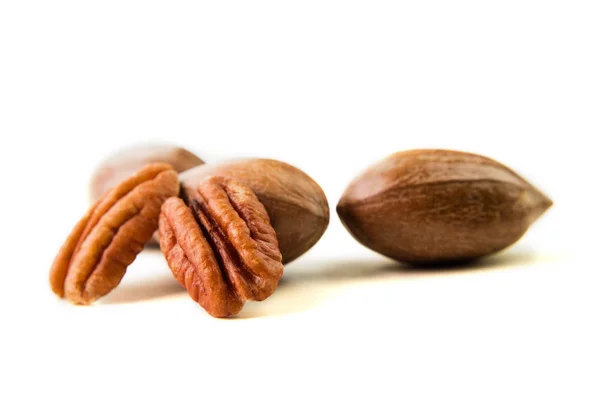 Inte rengöras pecannötter i shell isolerad på vit. — Stockfoto