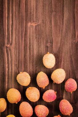 Taze organik lychee meyve kahverengi ahşap zemin üzerinde. 