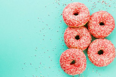 Mavi arka plan üzerine krema ile dekore edilmiş Lokmalar.