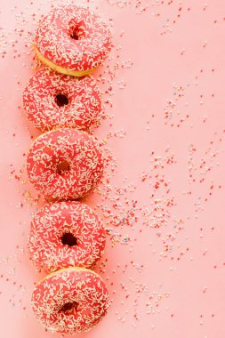 Beş mercan donuts bir çizgide yalan.