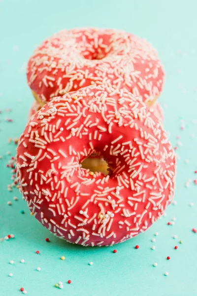 Donuts mit Sahnehäubchen auf blauem Hintergrund. — Stockfoto