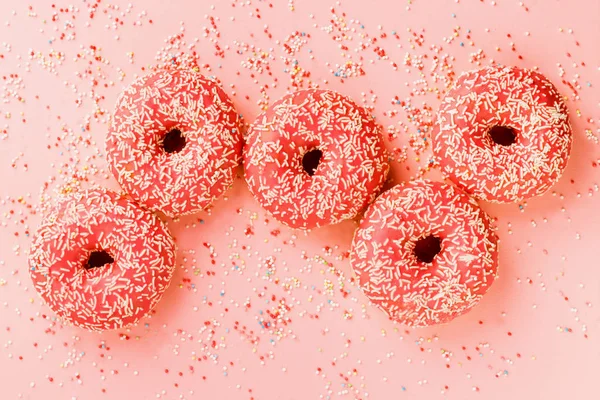 Fünf Korallen-Donuts liegen in einer Reihe. — Stockfoto