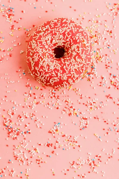 Donut de coral deitado em rosa. Donut decorado com cereja em rosa . — Fotografia de Stock