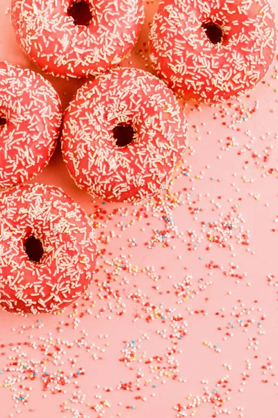 Fünf Korallen-Donuts liegen in einer Ecke. — Stockfoto