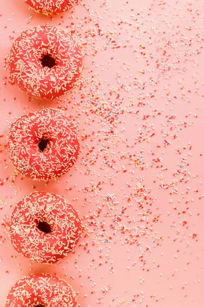 Пять коралловых пончиков. Пончики с глазурью на розовом фоне . — стоковое фото