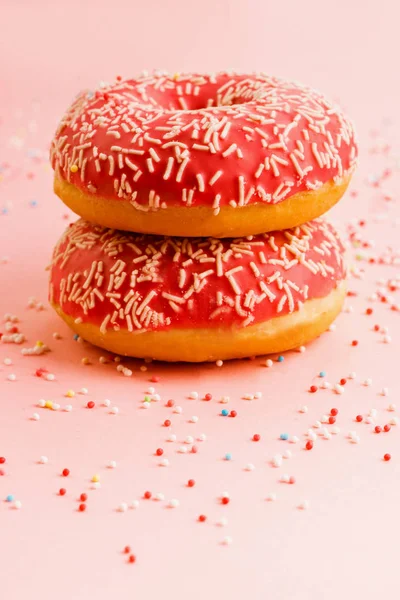 Bir kuyrukta iki mercan donut. Buzlanma ile dekore edilmiş Lokmalar — Stok fotoğraf