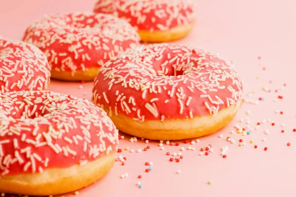 कोरल डोनट्स. गुलाबी पार्श्वभूमीवर आइसिंगसह सजवलेले डोनट्स . — स्टॉक फोटो, इमेज