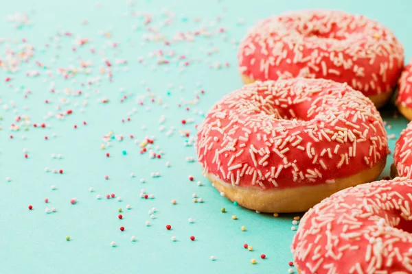 Donuts decorados com gelo sobre fundo azul . — Fotografia de Stock