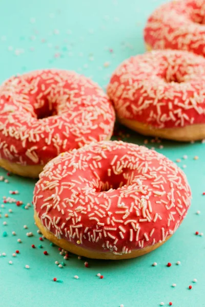 Donuts decorados com gelo sobre fundo azul . — Fotografia de Stock