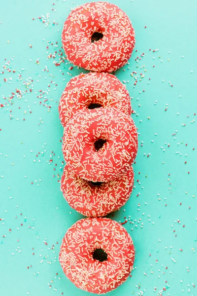 Donuts mit Sahnehäubchen auf blauem Hintergrund. — Stockfoto
