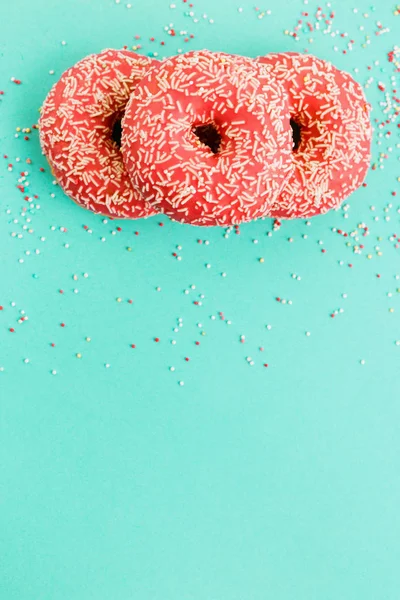 Donuts mit Sahnehäubchen auf blauem Hintergrund. — Stockfoto