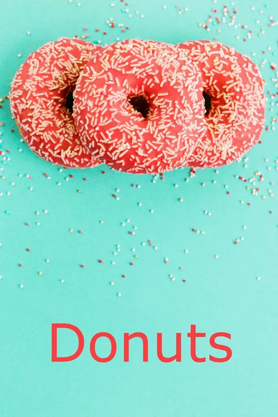 Donuts decorados com gelo sobre fundo azul . — Fotografia de Stock