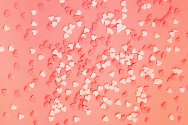 Коралловый фон с белыми и коралловыми сердечками . — стоковое фото