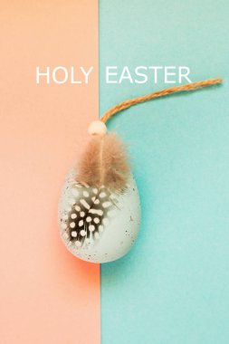 Mavi pastel büyük Paskalya yumurtası kurdele ve kuş feathe ile süslenmiş
