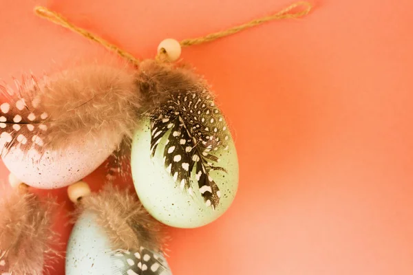 Pastel grandes huevos de Pascua decorados con cinta y pluma de pájaro — Foto de Stock