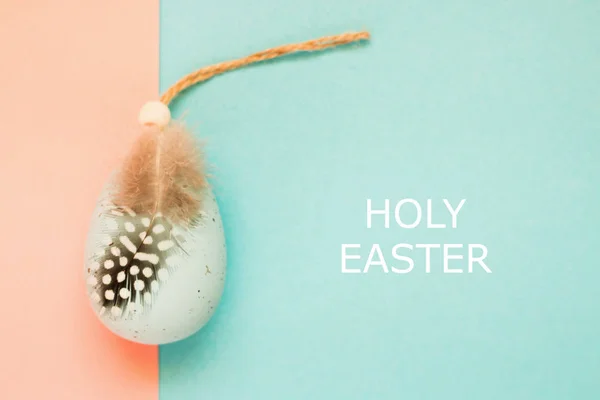 Blå pastell stor påsk ägg dekorerad med band och fågel Feathe — Stockfoto