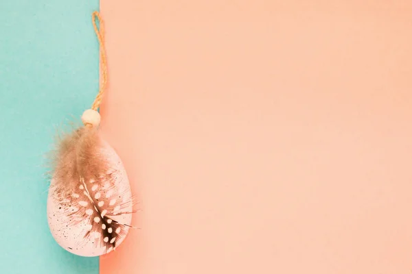 Rosa pastellfarbenes großes Osterei mit Schleife und Vogelfeder verziert — Stockfoto