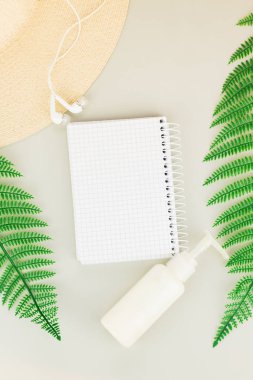 Yaz, seyahat, tatil konsepti düz yatıyordu.