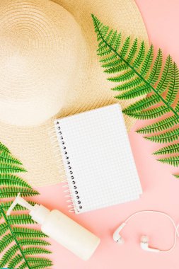 Yaz, seyahat, tatil konsepti düz yatıyordu.