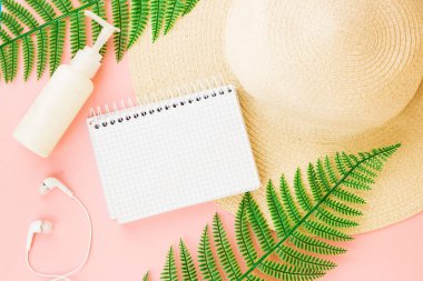 Yaz, seyahat, tatil konsepti düz yatıyordu.