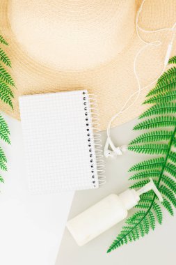 Yaz, seyahat, tatil konsepti düz yatıyordu.