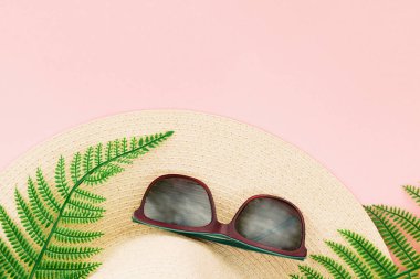 Yaz, seyahat, tatil konsepti düz yatıyordu.