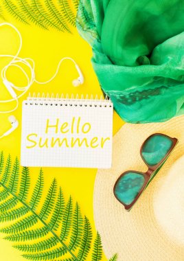 Yaz, seyahat, tatil konsepti düz yatıyordu.