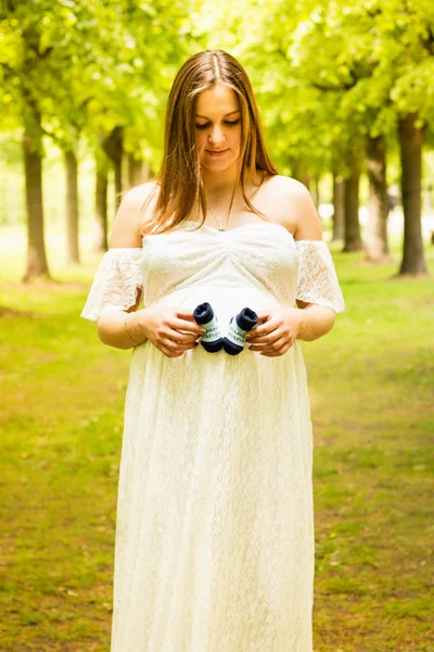 Feliz mulher grávida posando sobre fundo natural verde — Fotografia de Stock
